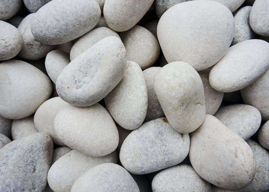 Jakie są najczęściej wybierane rodzaje kamieni ogrodowych?