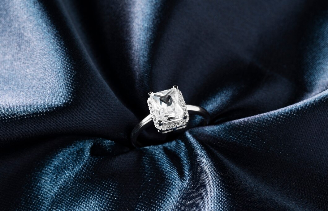 Z jakiego kamienia szlachetnego wybrać pierścionek zaręczynowy?