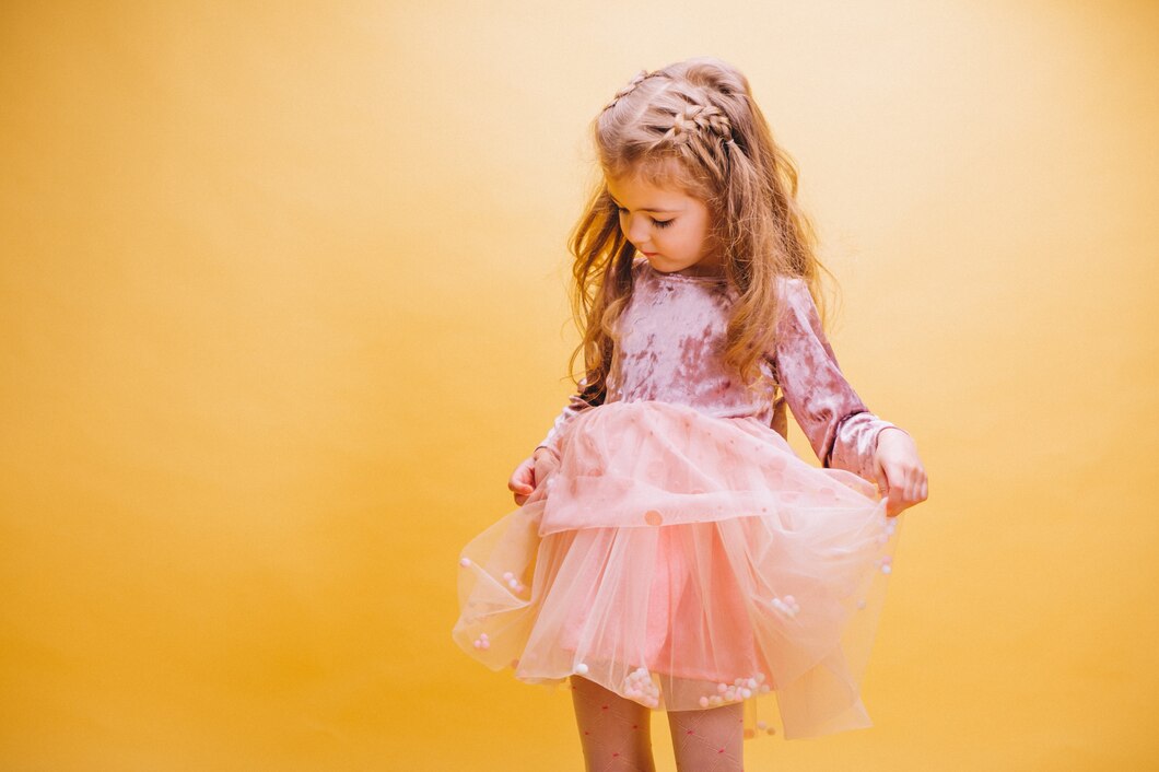 Przegląd modnych krojów sukienek dla dziewczynek