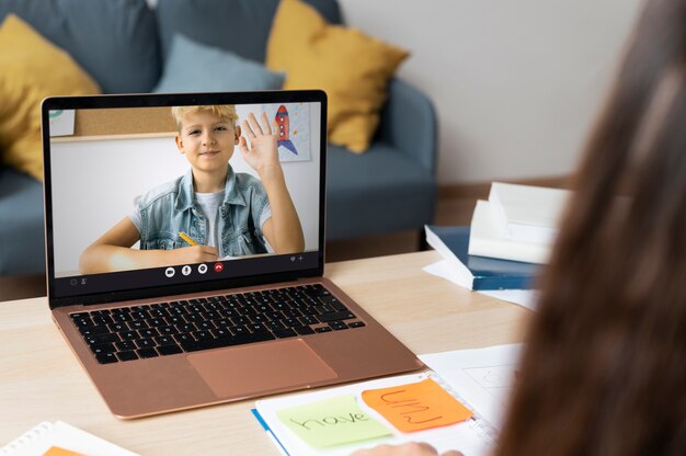 Jak internetowe kursy i webinary mogą wzbogacić nasze codzienne życie?